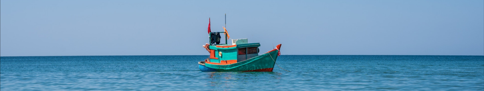 Barco pesqueiro cercado pelo mar.