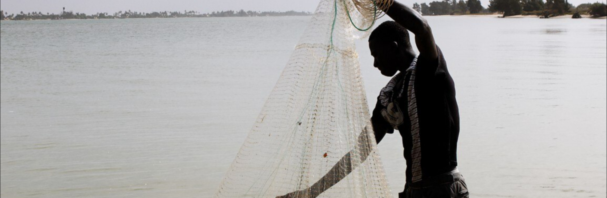 Barco de pesca com redes