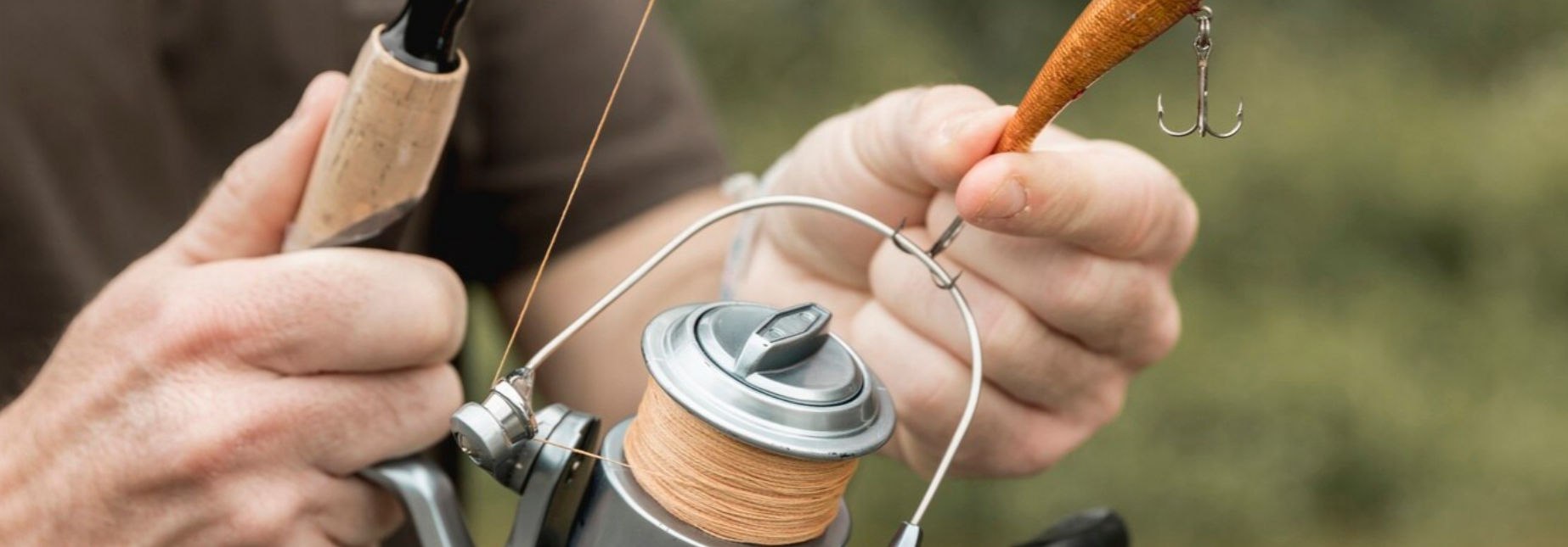 Pessoa pescando com vara